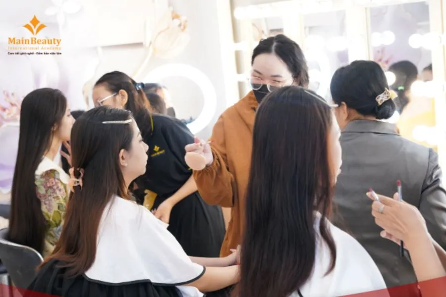 MainBeauty Academy chủ yếu sẽ tập trung giảng dạy các khóa trang điểm phong cách cô dâu