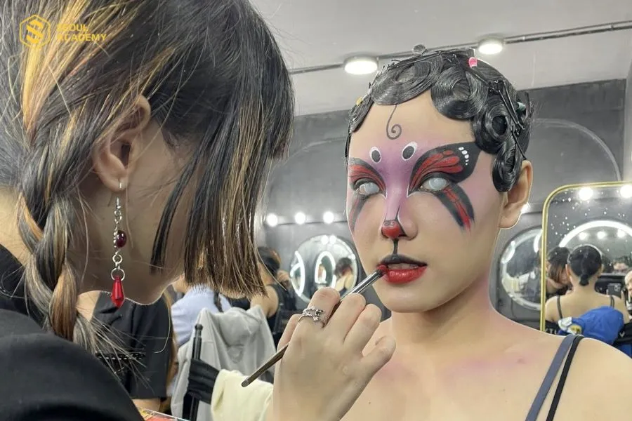 Makeup Artist Vân Miu sẽ trực tiếp giảng dạy học viên makeup, làm tóc và học viên có thể tự do sáng tạo phong cách khác nhau