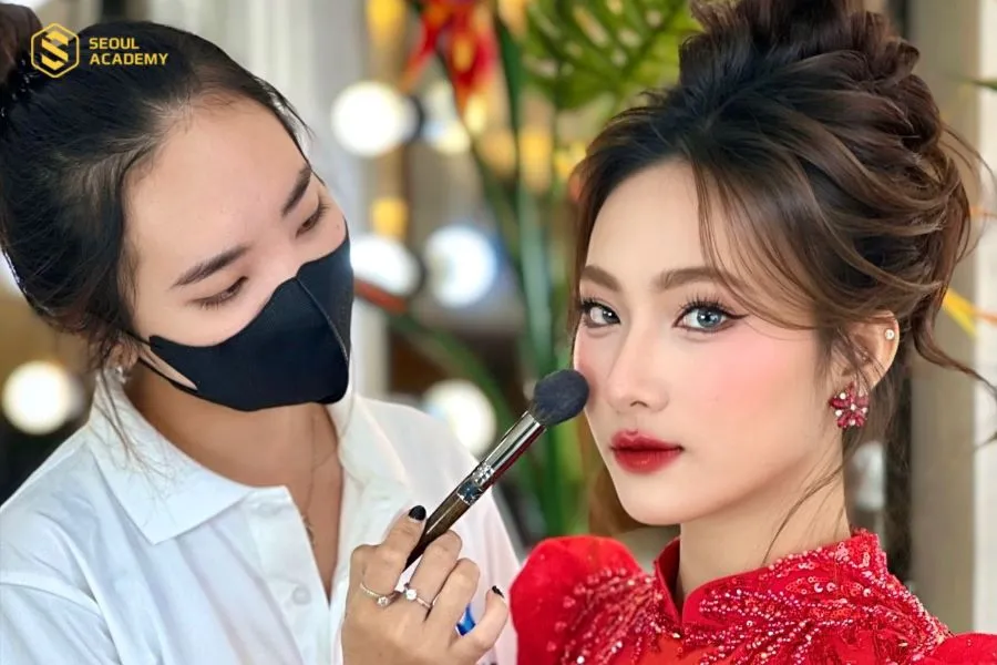 Học viên sẽ được đào tạo các khóa học trang điểm, làm tóc sát với thực tế để có thể dễ dàng nhận khách