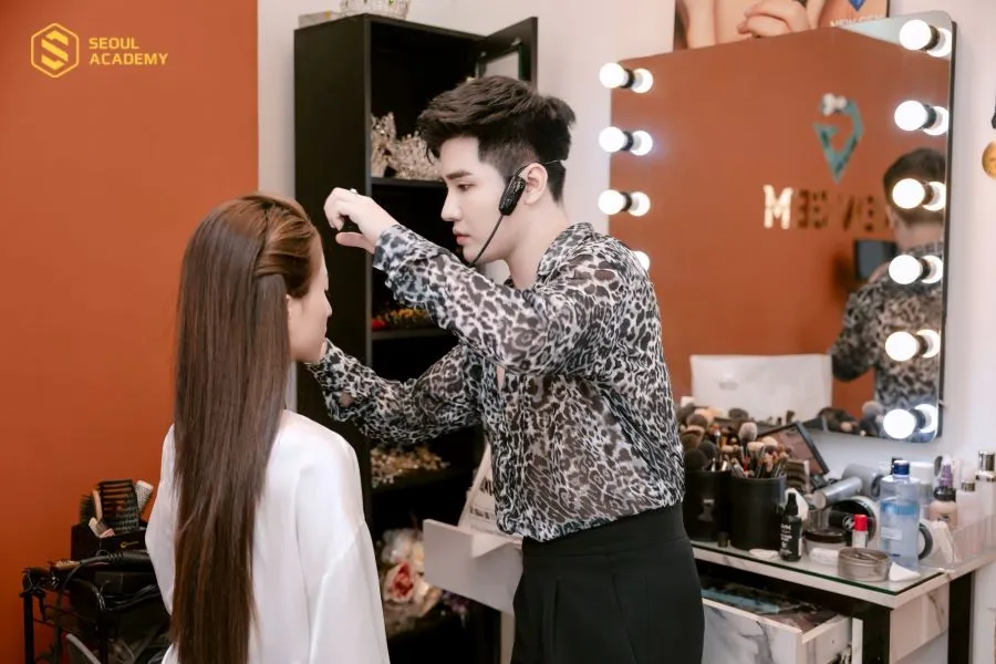 Khóa học đều sẽ được những giảng viên giàu kinh nghiệm trực tiếp giảng dạy, giúp học viên thấy rõ từng bước trang điểm và làm tóc