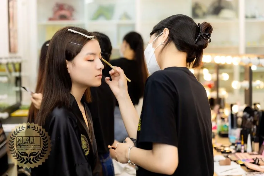 Đây là một trong những ngôi trường dạy nghề phù hợp với nhiều bạn trẻ nếu muốn học makeup theo xu hướng và thực hành nhiều