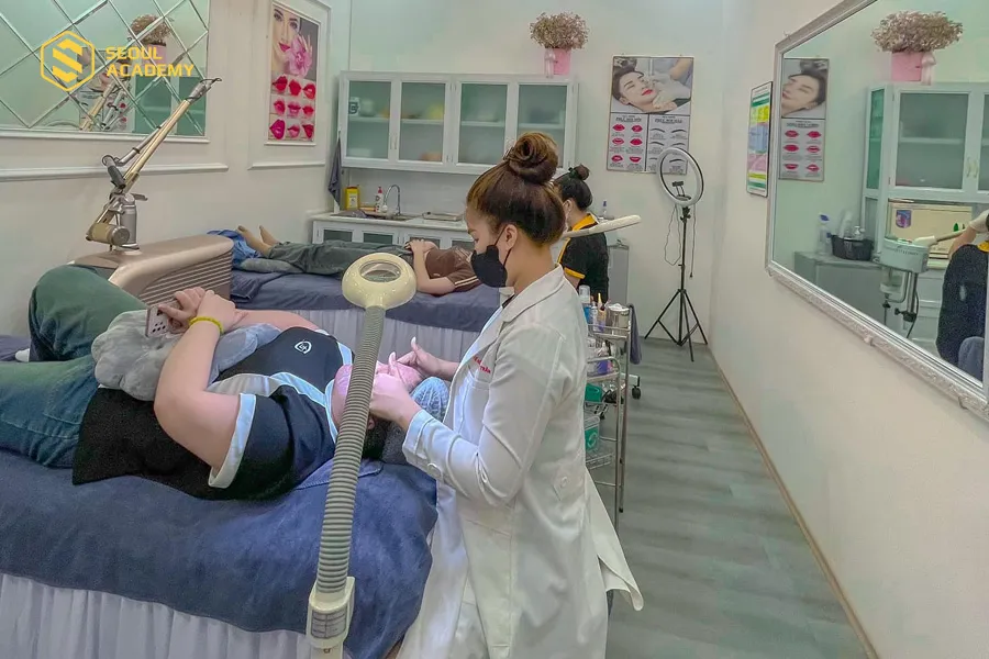 Chương trình học đa số là thực hành, thường xuyên làm trên mẫu thật