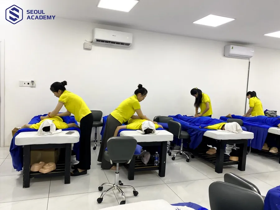 Một tiết học của khóa xoa bóp bấm huyệt tại Seoul Academy