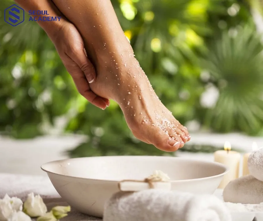 Ngâm chân là bước quan trọng đầu tiên cần thực hiện trước khi massage chân Ngâm chân là bước quan trọng đầu tiên cần thực hiện trước khi massage chân