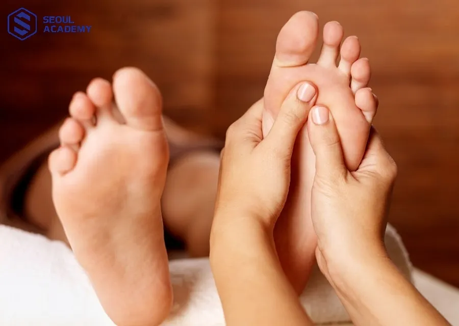 Massage lòng bàn chân nhẹ nhàng, các động tác thực hiện đúng chuẩn Massage lòng bàn chân nhẹ nhàng, các động tác thực hiện đúng chuẩn