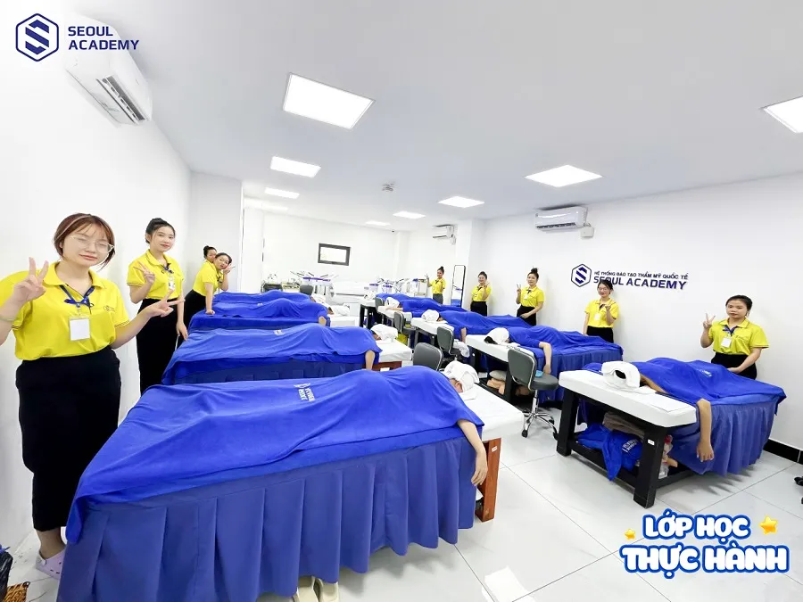 Giảng viên của Seoul Academy (Hải Dương) đang hướng dẫn thao tác massage cho học viên