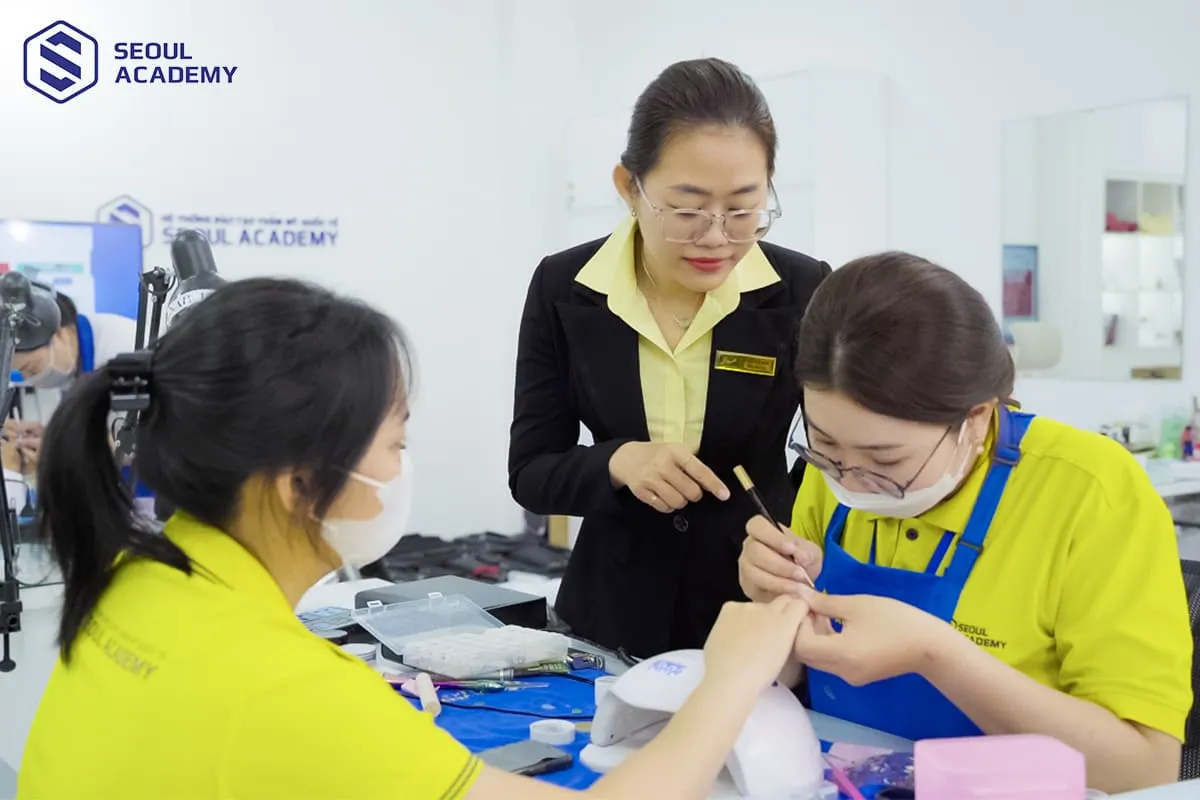 Học nail chuyên nghiệp tại Seoul Academy dưới sự hướng dẫn 1 kèm 1 của giảng viên