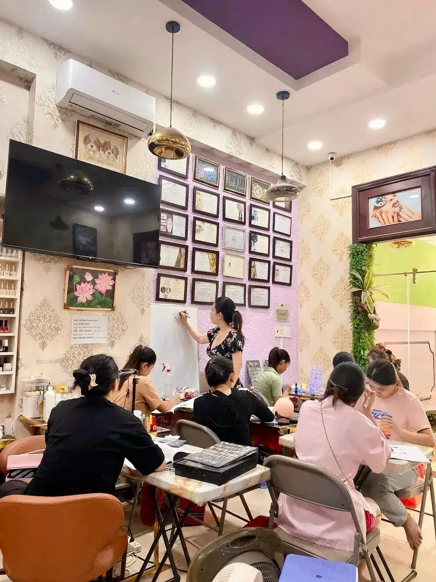 Lớp học nail tại M’xinh Nails & Eyelash được dẫn dắt bởi giảng viên dày dặn kinh nghiệm