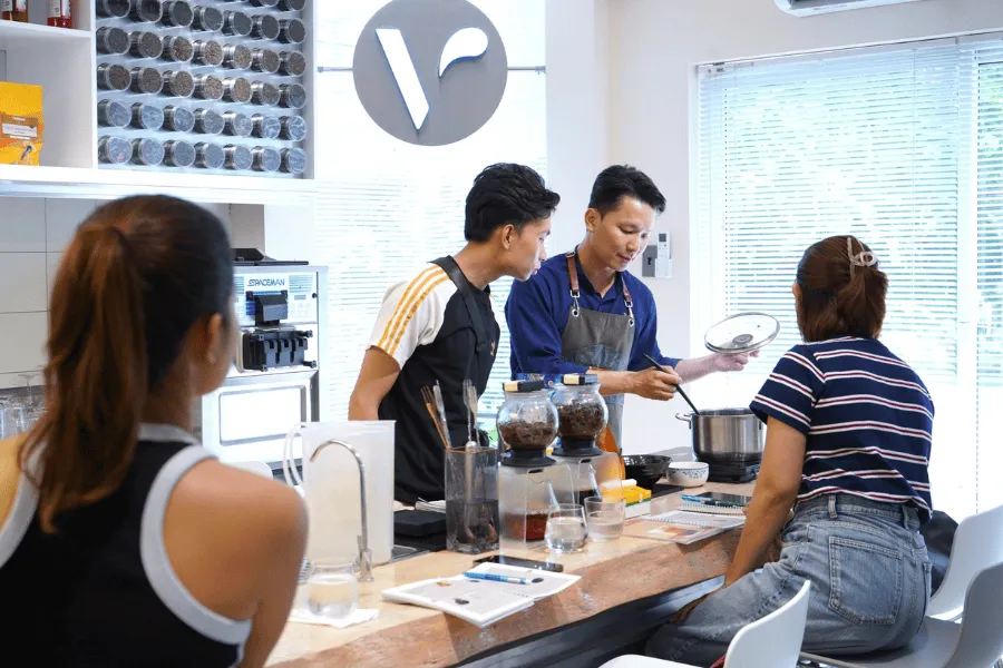 Học viên học pha chế tại Vietblend dưới sự hướng dẫn của giảng viên