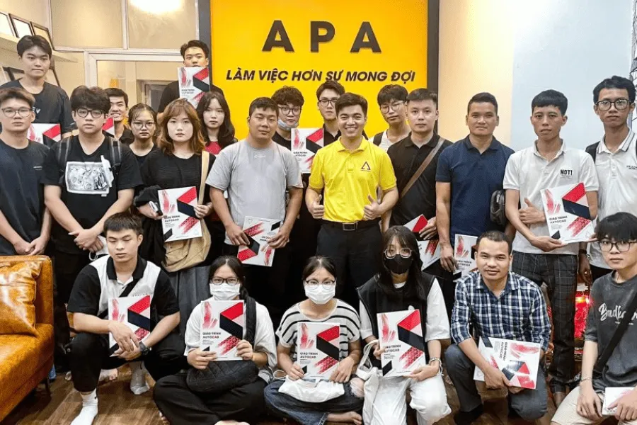 Học viên nhận chứng chỉ sau khi hoàn thành khóa học tại APA Academy