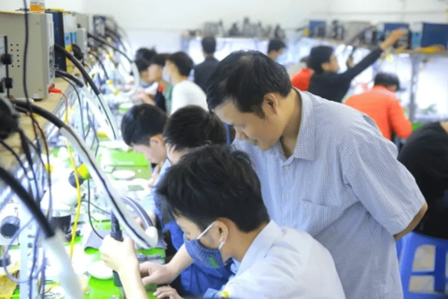 Buổi học sửa chữa điện thoại tại trường dạy nghề Bách khoa Hà Nội