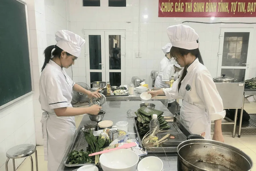 Buổi học thực hành chế biến món ăn tại trường Trung cấp nghề Nấu ăn - Nghiệp vụ Du lịch và Thời trang Hà Nội
