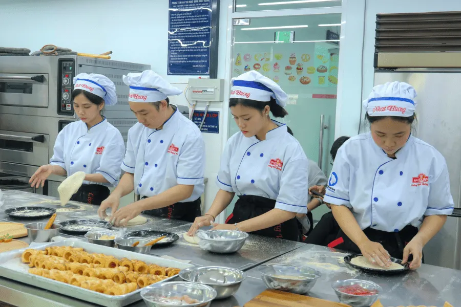 Các học viên thực hành làm bánh tại trung tâm Nhất Hương