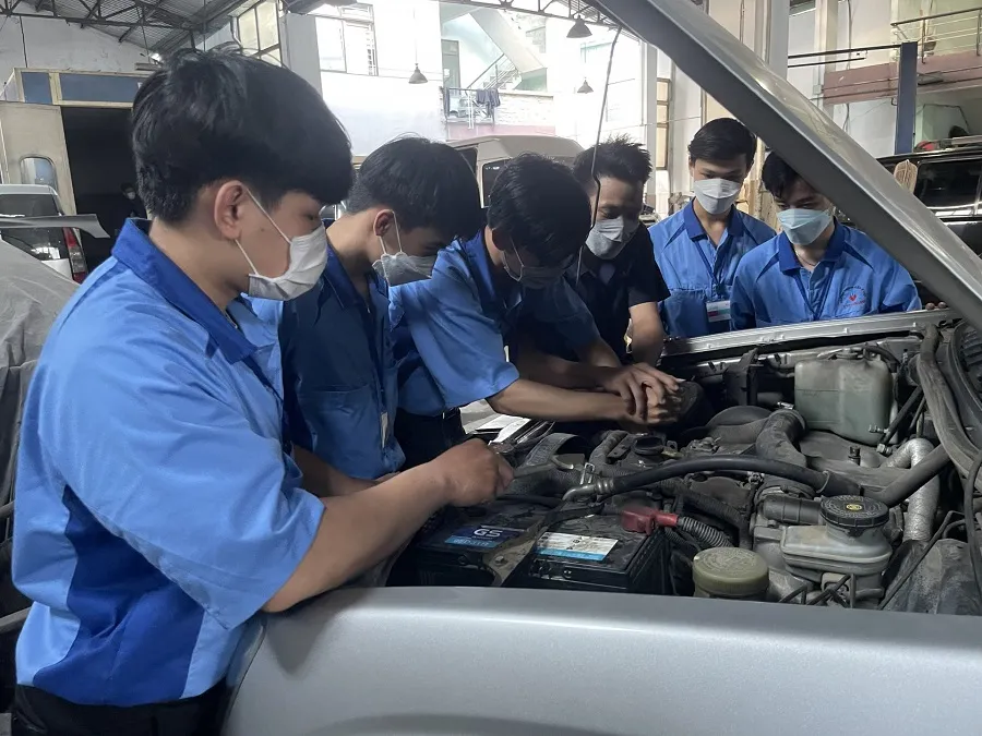 Trường trung cấp nghề kỹ thuật công nghệ là ngôi trường chuyên đào tạo các khối ngành kỹ thuật