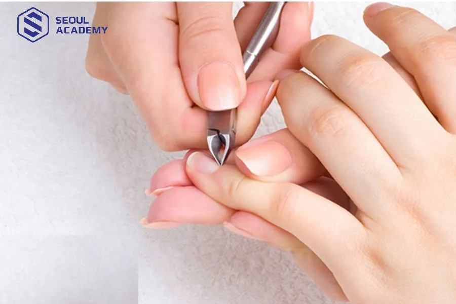 Nếu có thể hãy thực hiện cắt da tay tại các salon để đảm bảo an toàn và hiệu quả làm sạch da tay