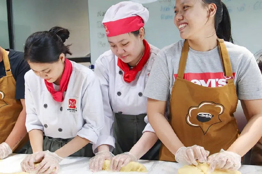 Muốn tìm khóa học nấu ăn ngắn hạn TPHCM, hãy đến hướng nghiệp Á Âu