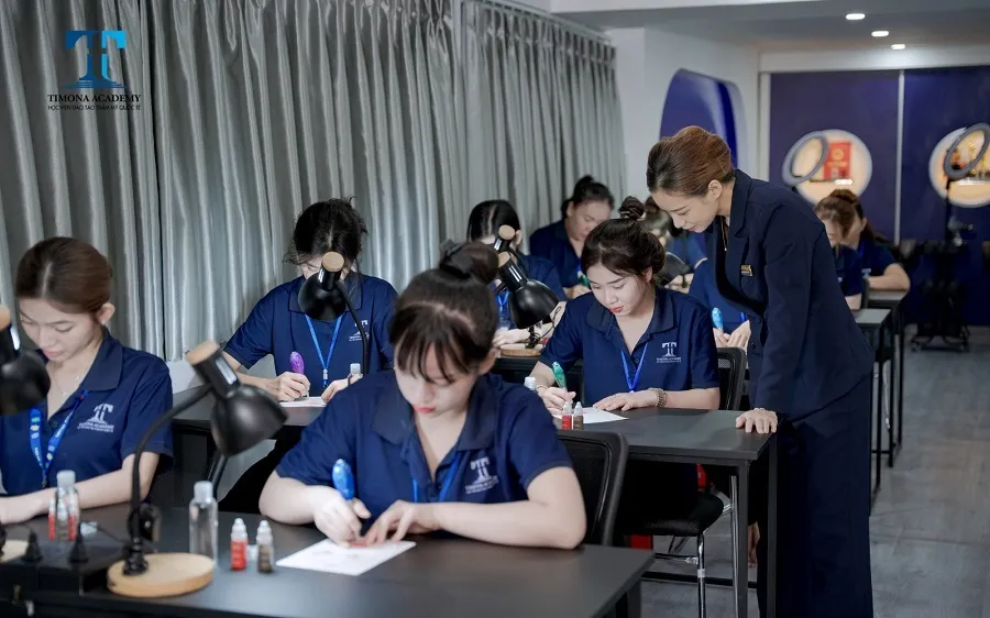 Học phun xăm tại Timona Academy học viên sẽ được trang bị thêm các kiến thức về kỹ năng mềm trong kinh doanh