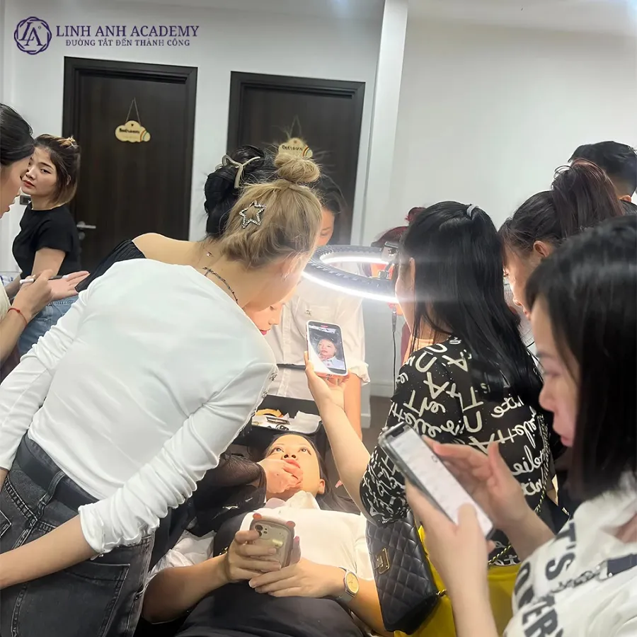 Học phun xăm cấp tốc chuyên nghiệp tại Linh Anh Academy