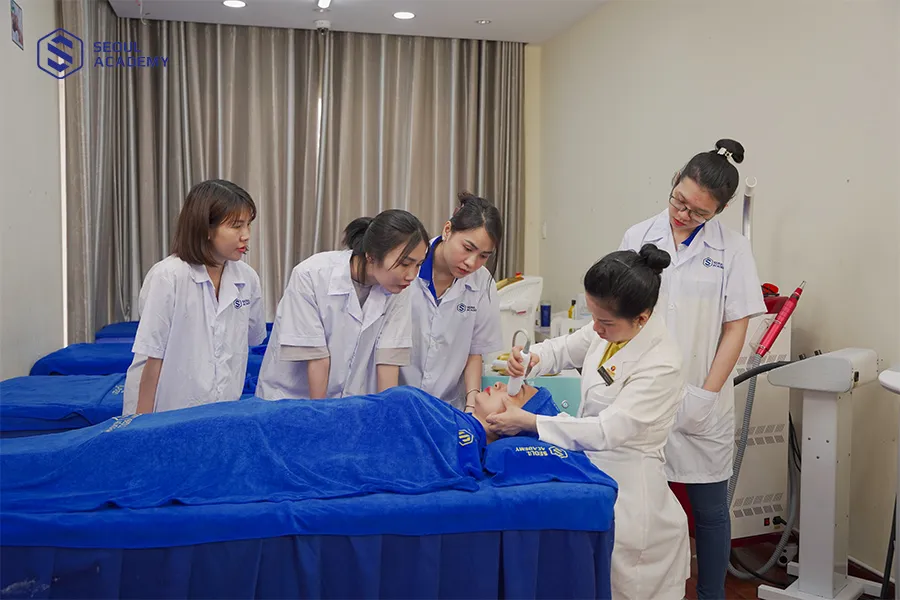 Giảng viên tại Seoul Academy hướng dẫn kỹ thuật tận tình cho học viên