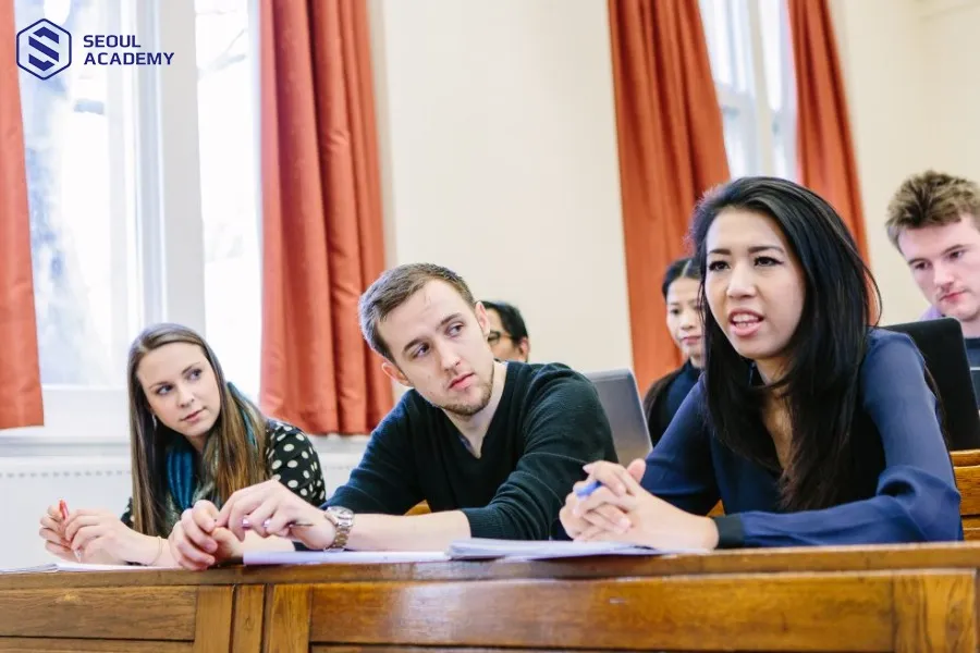 Học nhóm ngành liên quan đến chính trị học