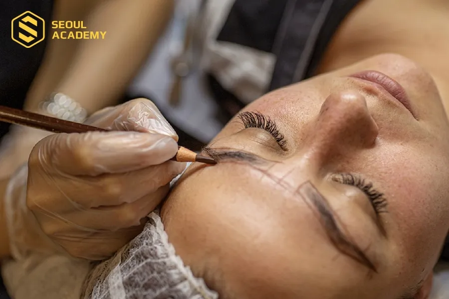 Thợ phun xăm tay nghề cao giúp chân mày đẹp hơn