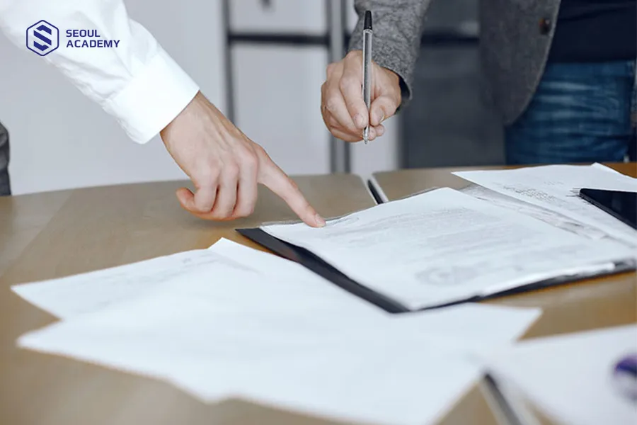 Phụ huynh thực hiện thủ tục chuyển trường đối với học sinh lớp 9