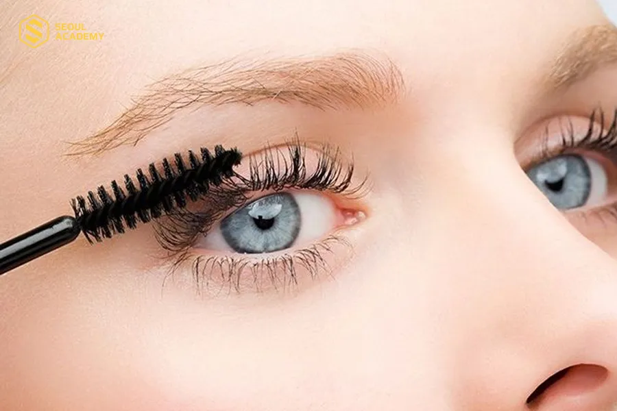 Chải mi thường xuyên để mi được bền đẹp lâu dài