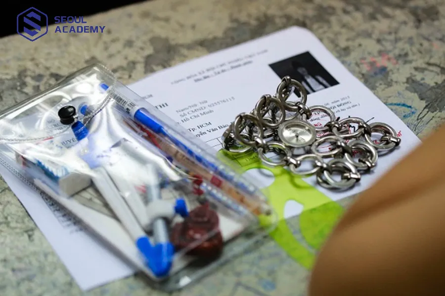 Có thể mang theo một món đồ được người thân tặng vào phòng thi để an tâm hơn