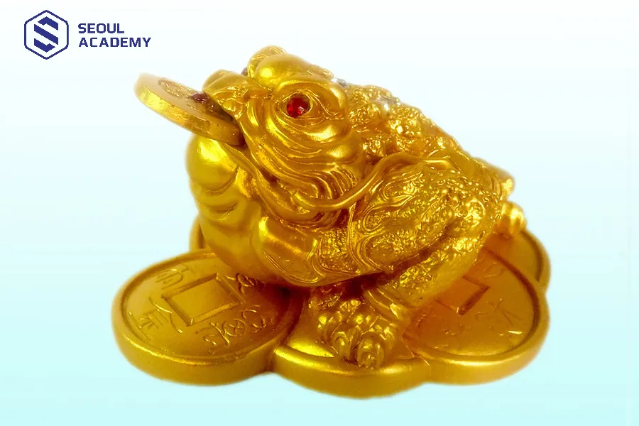 Để may mắn, bạn có thể mang theo 1 tượng cóc vàng nhỏ trong ví bút