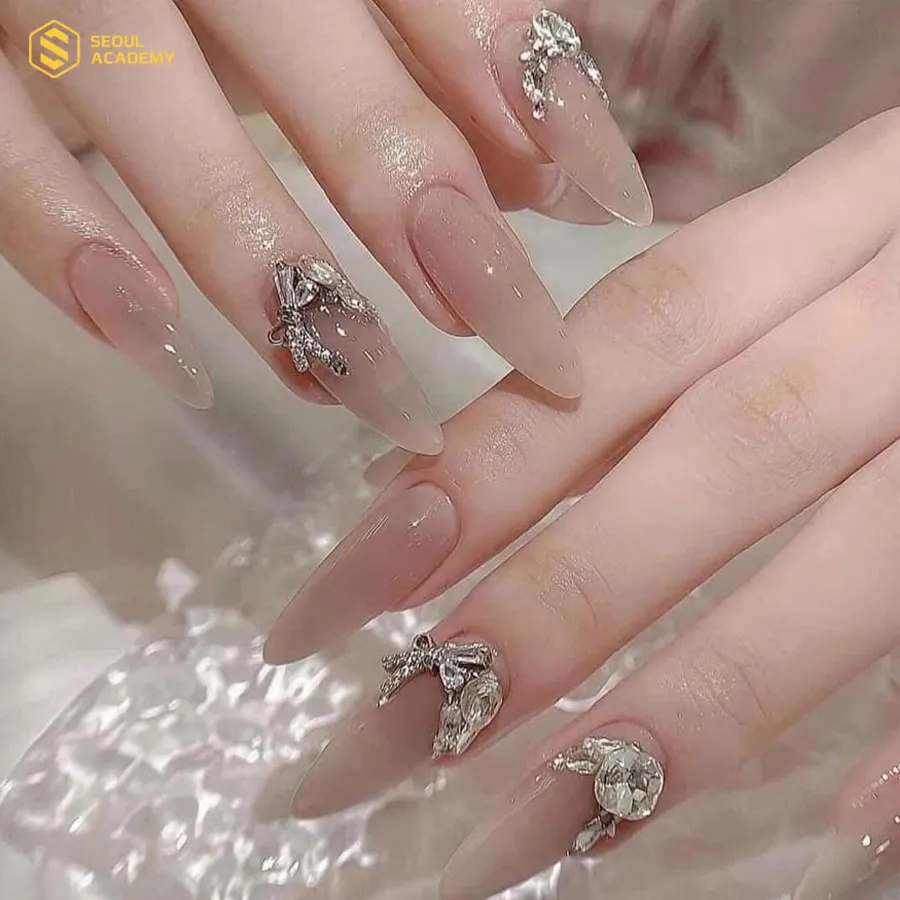 Nail đính đá trên nền móng màu nude đơn giản Nail đính đá trên nền móng màu nude đơn giản
