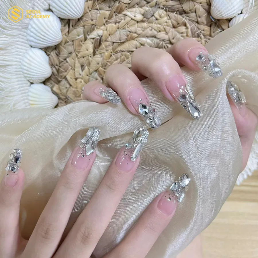 Nail đính đá vừa sang chảnh vừa nổi bật Nail đính đá vừa sang chảnh vừa nổi bật