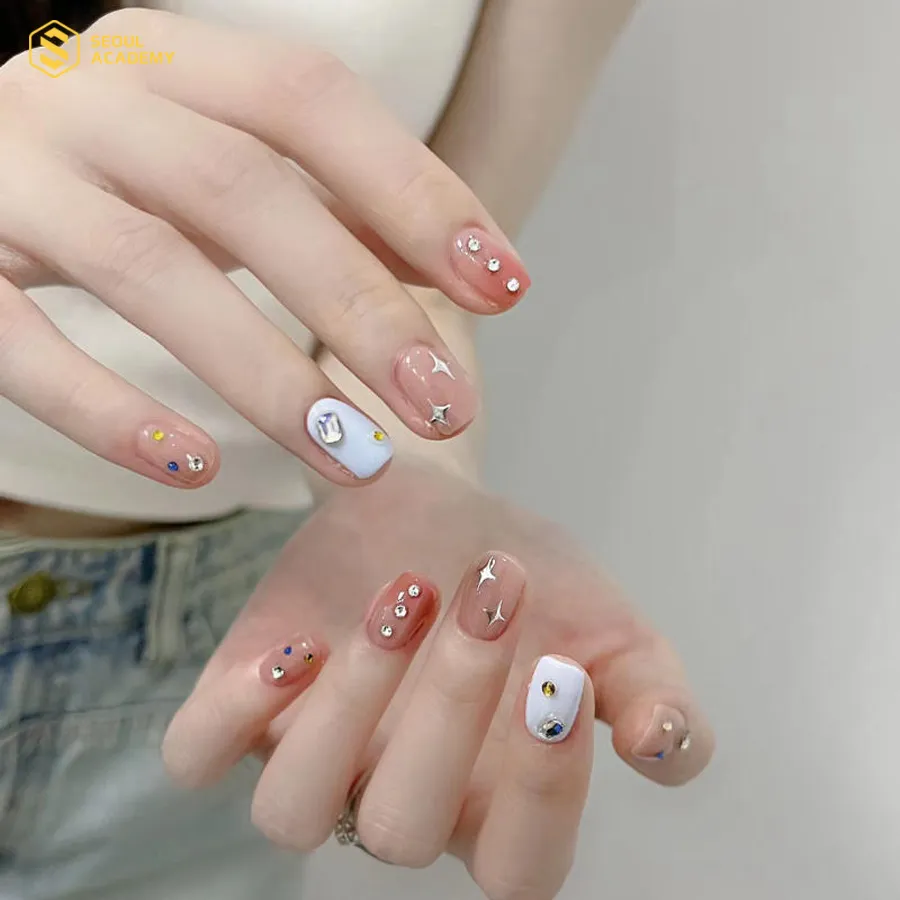 Mẫu đính đá đơn giản nhưng không kém phần sang trọng Mẫu đính đá đơn giản nhưng không kém phần sang trọng