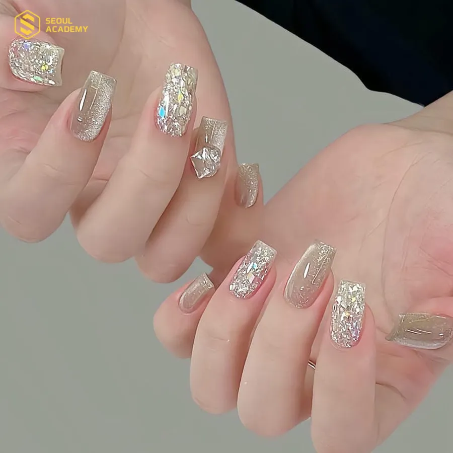 Mẫu nail nhũ kim tuyến đơn giản kết hợp mắt mèo nổi bật Mẫu nail nhũ kim tuyến đơn giản kết hợp mắt mèo nổi bật