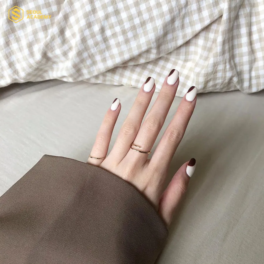 Nail màu trắng đơn giản giúp làm sáng da