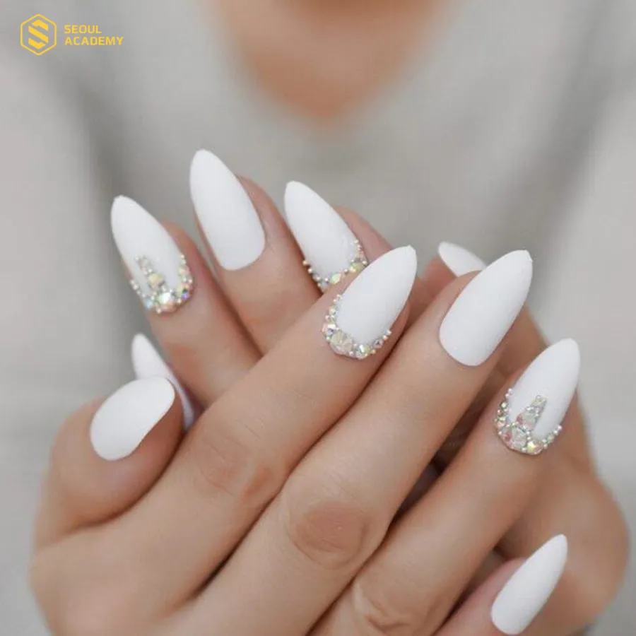 Mẫu nail trắng nhẹ nhàng, thanh lịch Mẫu nail trắng nhẹ nhàng, thanh lịch