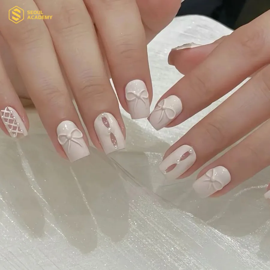 Nail trắng tinh tế, thanh lịch làm nổi bật đôi tay Nail trắng tinh tế, thanh lịch làm nổi bật đôi tay