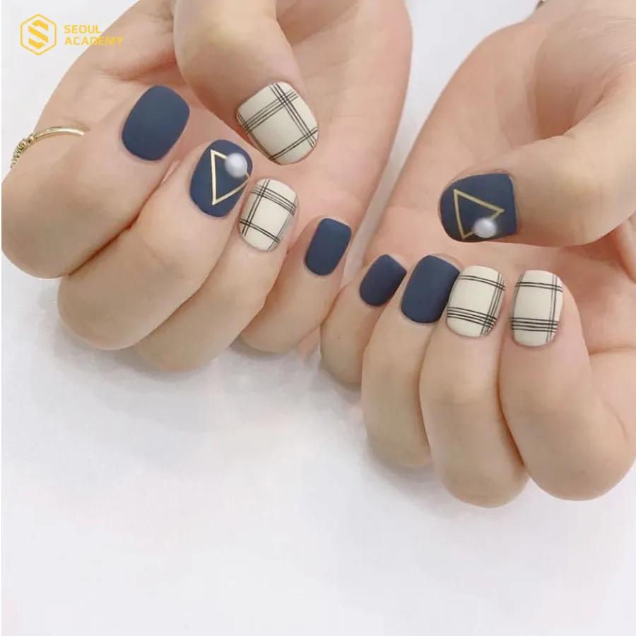 Kẻ caro là họa tiết thường xuyên được sử dụng khi làm móng Kẻ caro là họa tiết thường xuyên được sử dụng khi làm móng