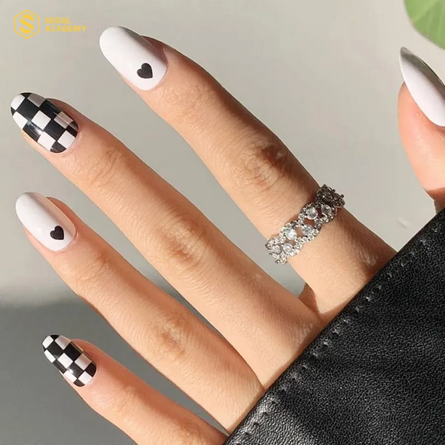 Mẫu nail caro thời thượng, sành điệu Mẫu nail caro thời thượng, sành điệu