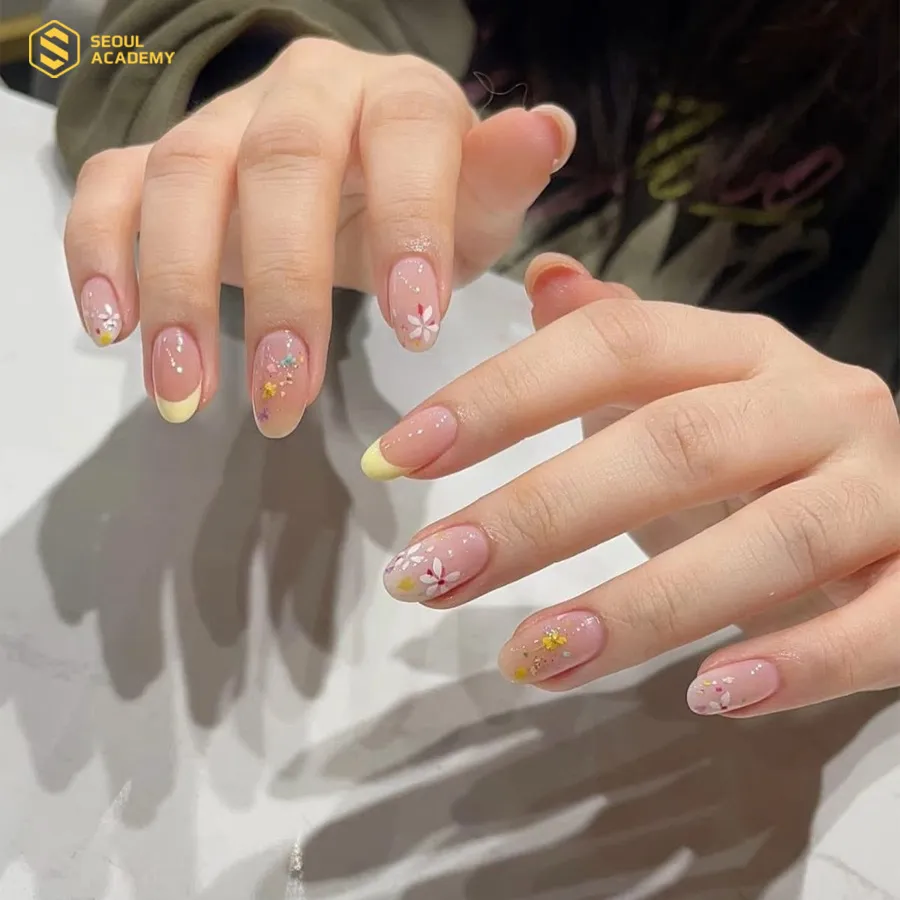 Mẫu móng hoa nhí đơn giản nhưng không kém phần nổi bật