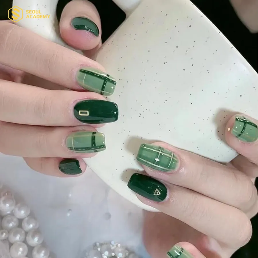 Xanh rêu là gam màu làm nail hot hiện nay Xanh rêu là gam màu làm nail hot hiện nay