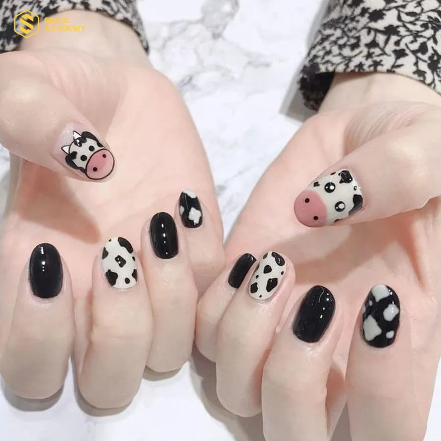 Móng tay dễ thương với họa tiết bò sữa Móng tay dễ thương với họa tiết bò sữa