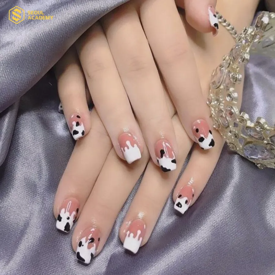Nail bò sữa nổi bật trên nền móng hồng thạch Nail bò sữa nổi bật trên nền móng hồng thạch