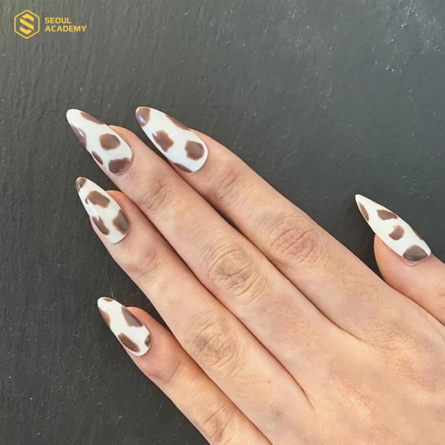 Nail bò sữa màu nâu đơn giản, sành điệu