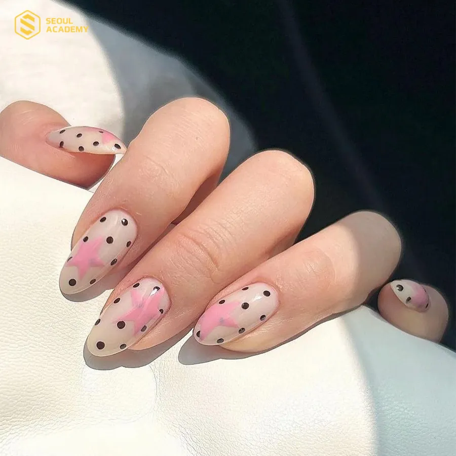 Mẫu nail chấm bi kết hợp họa tiết ngôi sao nổi bật Mẫu nail chấm bi kết hợp họa tiết ngôi sao nổi bật