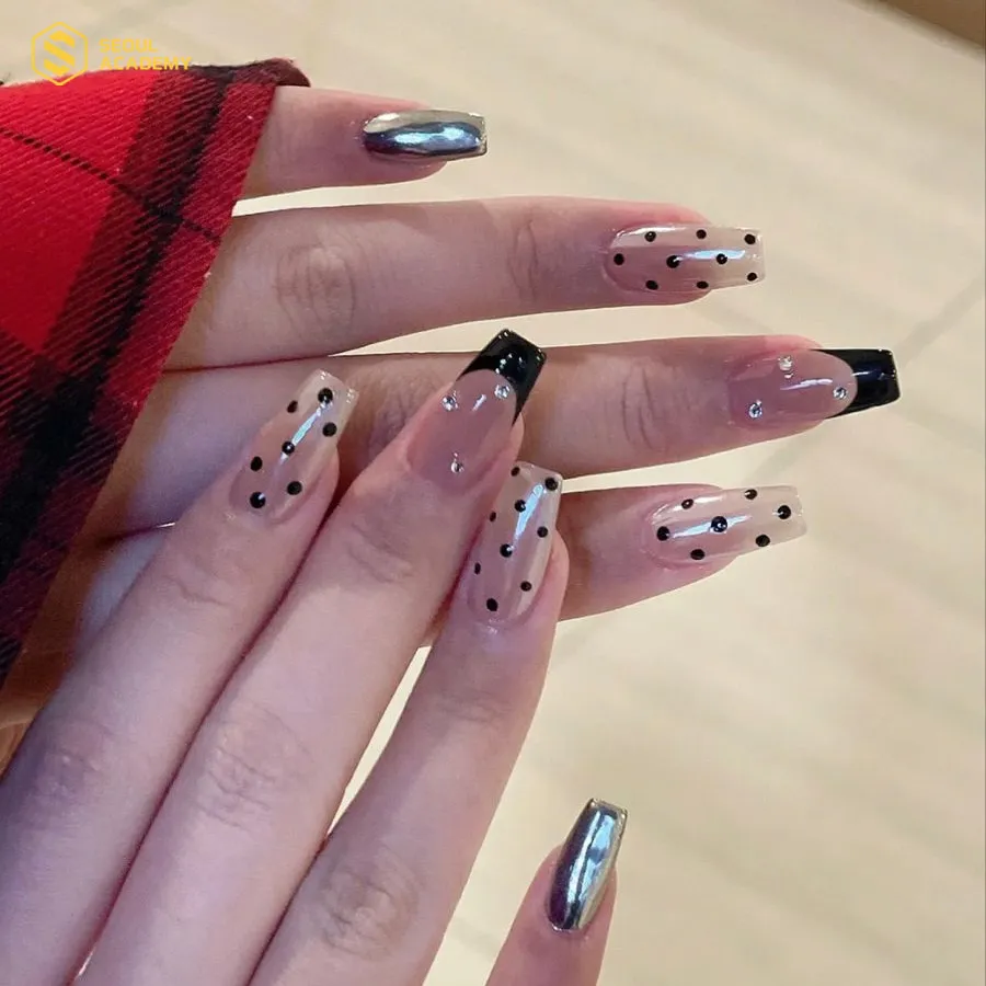 Nail chấm bi kết hợp tráng gương giúp đôi tay trông nổi bật