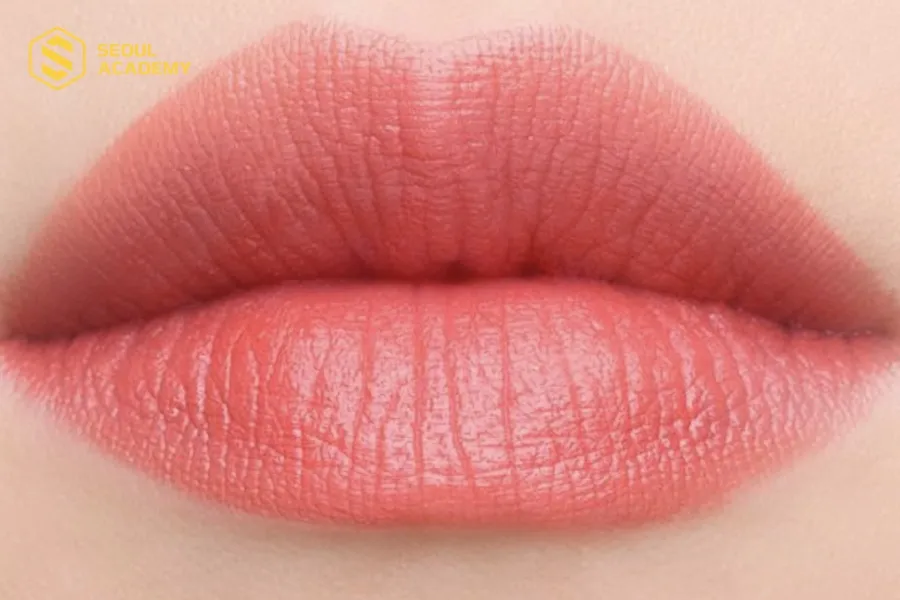 Phun môi màu hồng cam tươi tắn và sáng da