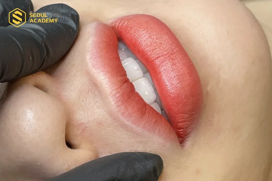 Môi màu đỏ nhạt rất hợp cho người môi dày