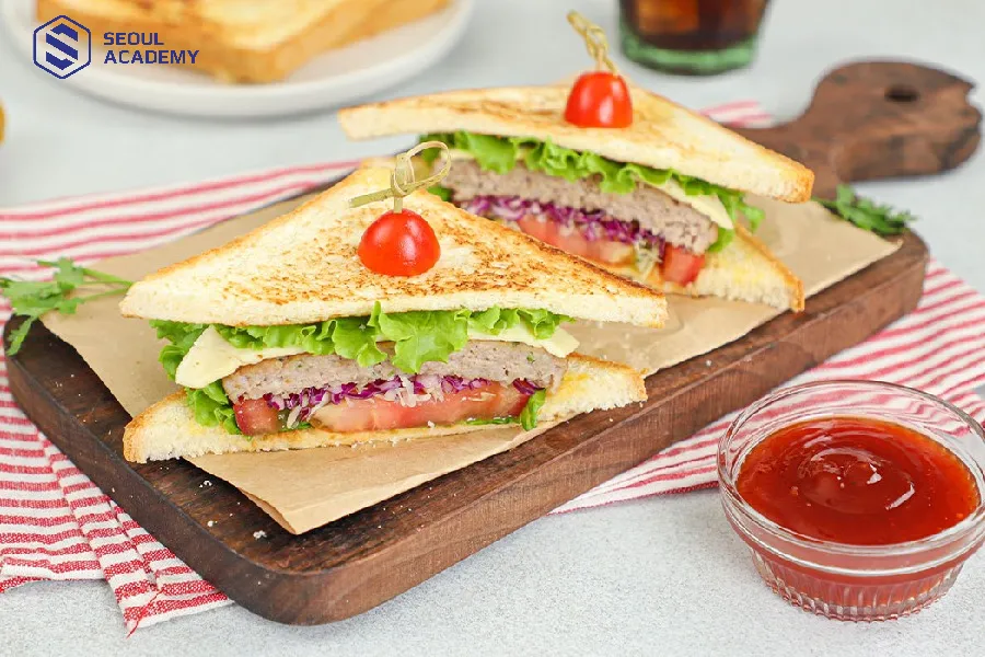 Sandwich là món ăn đơn giản mang đi học, có thể tự làm hoặc mua ở các cửa hàng thức ăn nhanh