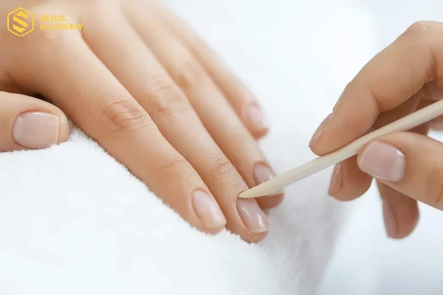 Chú ý làm sạch da chết ở móng thật kỹ