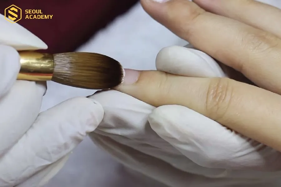 Thao tác đắp bột đúng chuẩn, tránh để bột chạm vào da